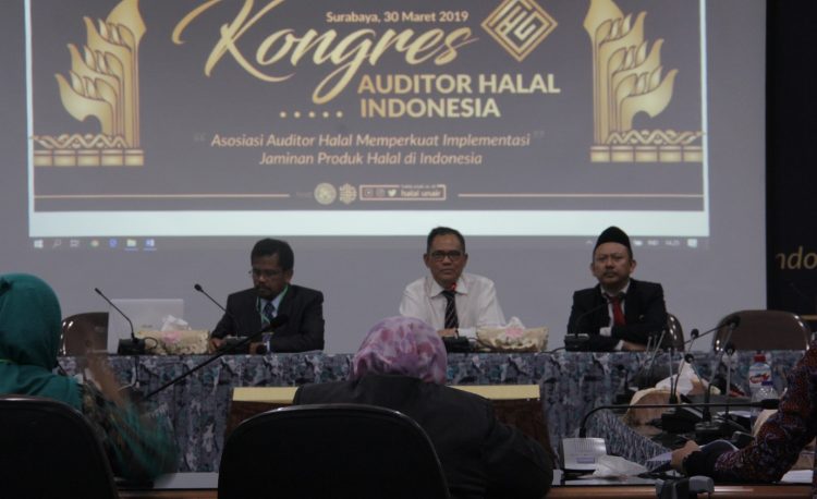 The atmosphere of Indonesian Halal Auditor Association (PAHI) congress was held at Kahuripan Hall 301 UNAIR Management Office, Saturday, March 30, 2019.